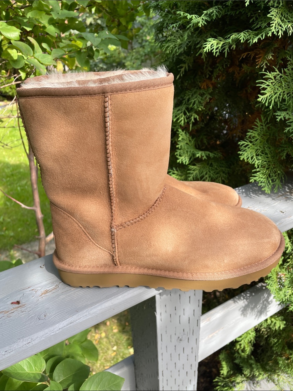 UGG women Classic Short II Boots Chestnut Size 9 with a flaw